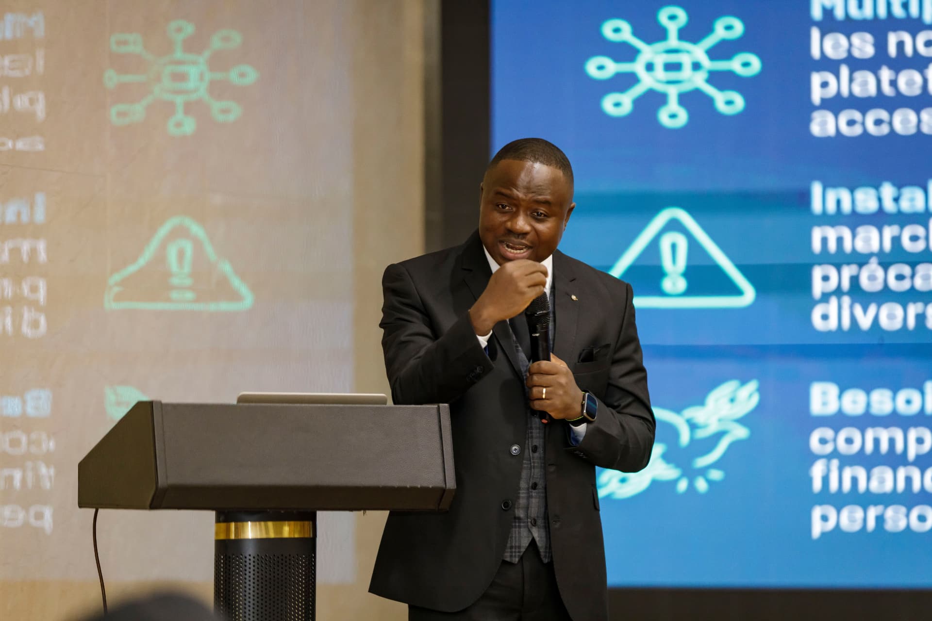 Bruce Bonga en conférence devant une audience